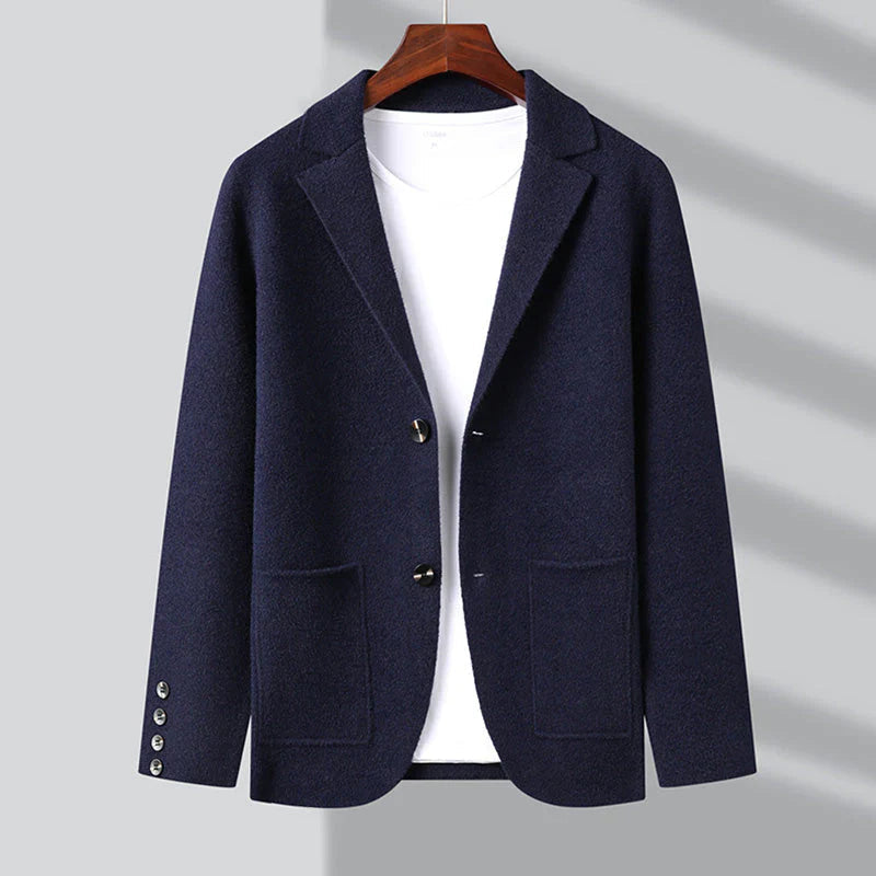 Elegante Herren-Strickjacke im Blazer-Stil mit hochwertigem Strickstoff und klassischem Design.