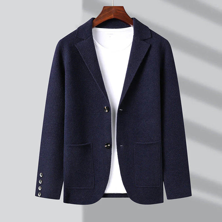 Elegante Herren-Strickjacke im Blazer-Stil mit hochwertigem Strickstoff und klassischem Design.
