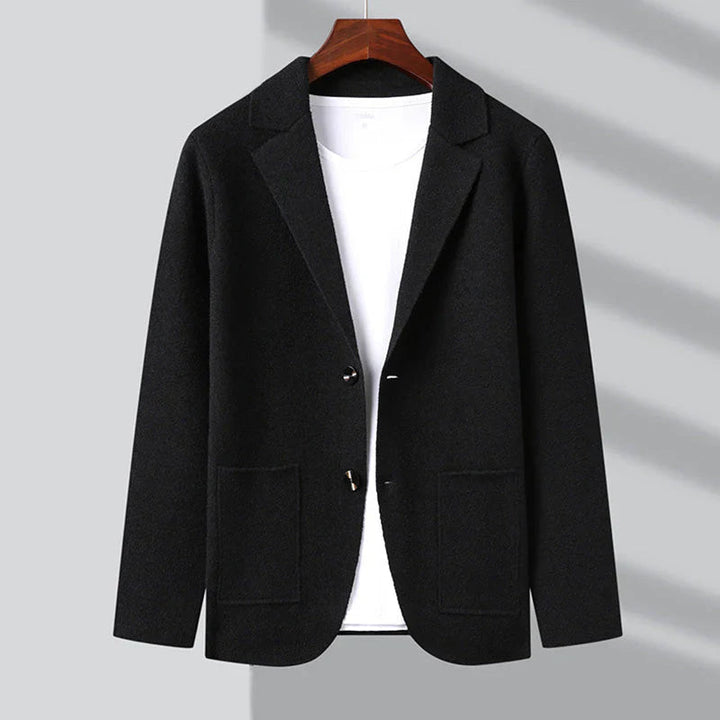 Elegante Herren-Strickjacke im Blazer-Stil mit hochwertigem Strickstoff und klassischem Design.