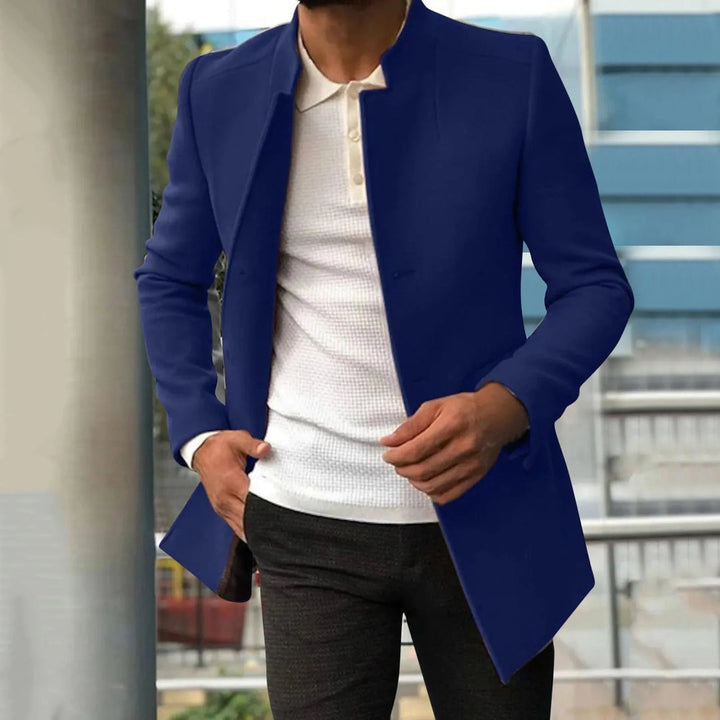 Ein Mann trägt einen eleganten Wintermantel