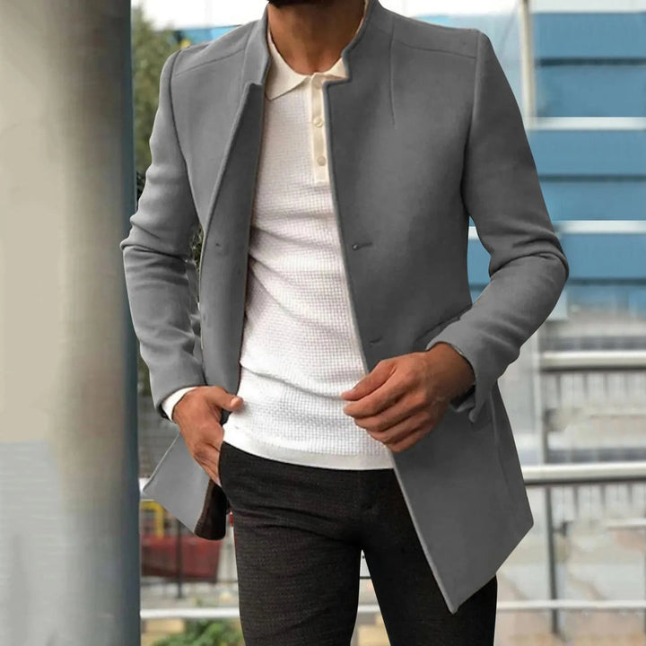 Ein Mann trägt einen eleganten Wintermantel