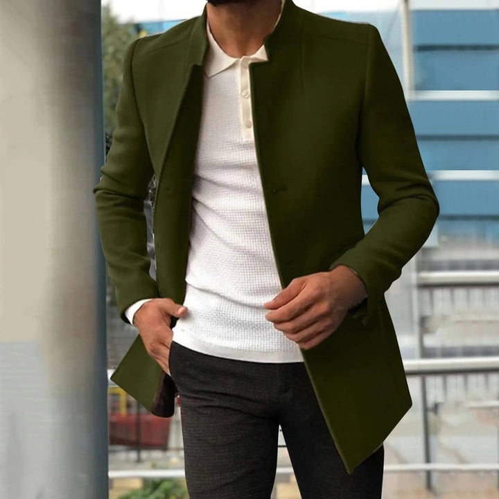 Ein Mann trägt einen eleganten Wintermantel