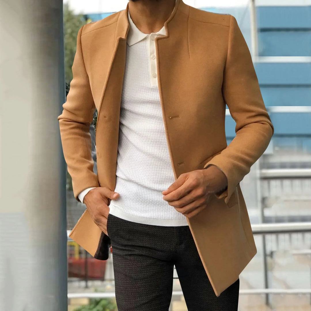 Ein Mann trägt einen eleganten Wintermantel