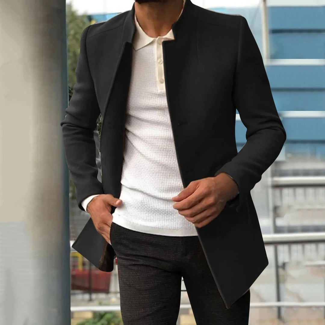 Ein Mann trägt einen eleganten Wintermantel