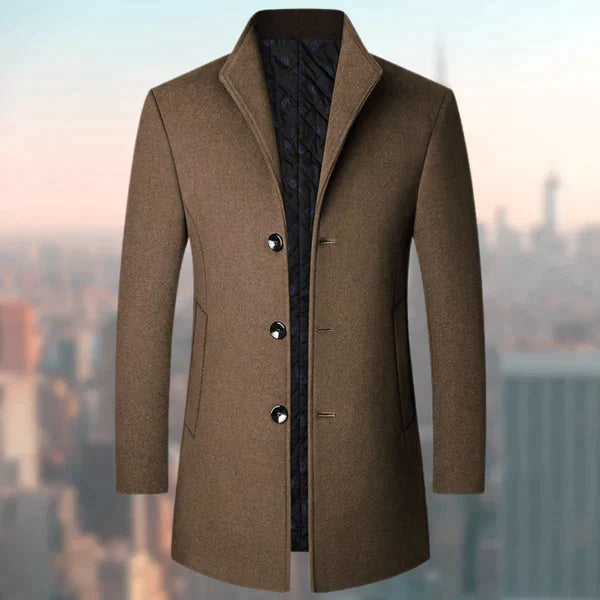 Ein Mann trägt einen eleganten Wintermantel