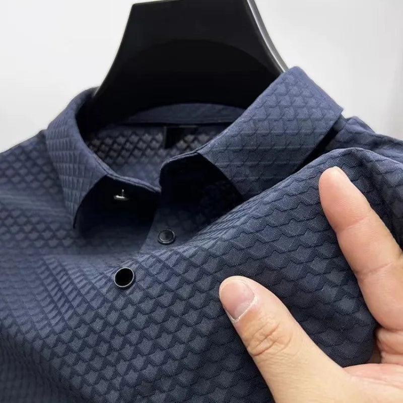 Elegantes Herren-Sommer-Polo aus Seide – Luxuriöser Komfort für einen stilvollen Auftritt.