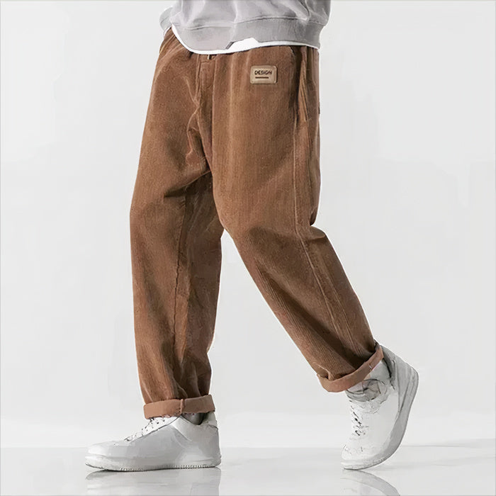 Mann trägt übergroße Cordhosen in einem entspannten Sommeroutfit
