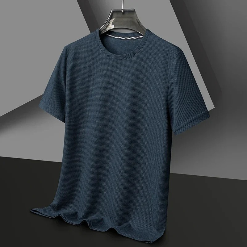 Mann trägt ein strukturiertes kurzärmeliges Sommer-T-Shirt in einer entspannten städtischen Umgebung