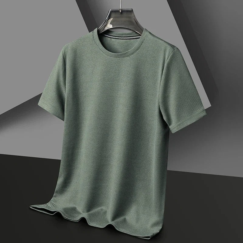 Mann trägt ein strukturiertes kurzärmeliges Sommer-T-Shirt in einer entspannten städtischen Umgebung