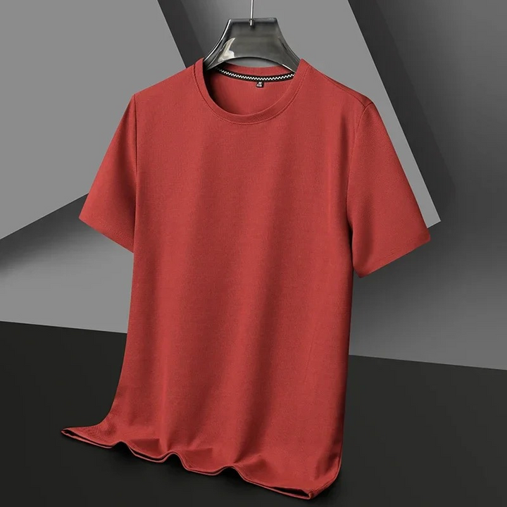 Mann trägt ein strukturiertes kurzärmeliges Sommer-T-Shirt in einer entspannten städtischen Umgebung