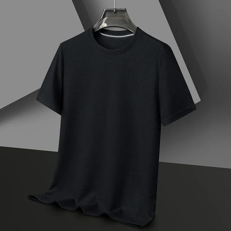 Mann trägt ein strukturiertes kurzärmeliges Sommer-T-Shirt in einer entspannten städtischen Umgebung