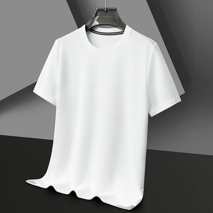 Mann trägt ein strukturiertes kurzärmeliges Sommer-T-Shirt in einer entspannten städtischen Umgebung