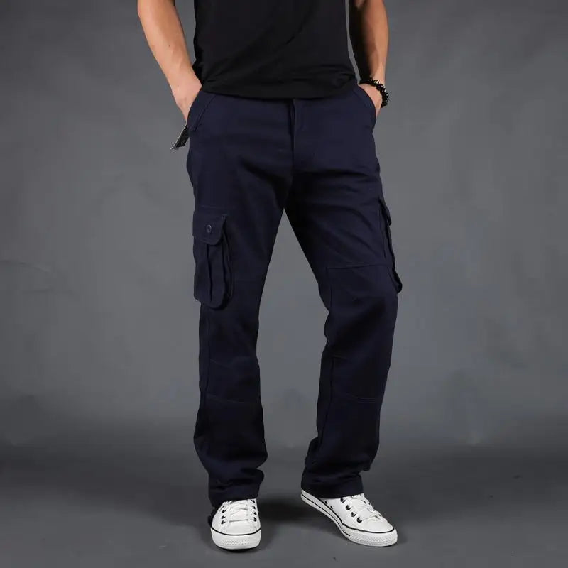 Klassische Herren-Cargo-Hose mit bequemem Schnitt, ideal für Herbst- und Wintertage.