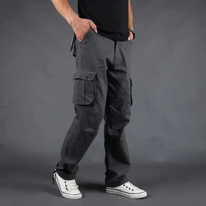 Klassische Herren-Cargo-Hose mit bequemem Schnitt, ideal für Herbst- und Wintertage.