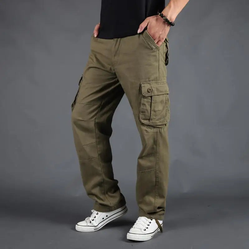 Klassische Herren-Cargo-Hose mit bequemem Schnitt, ideal für Herbst- und Wintertage.