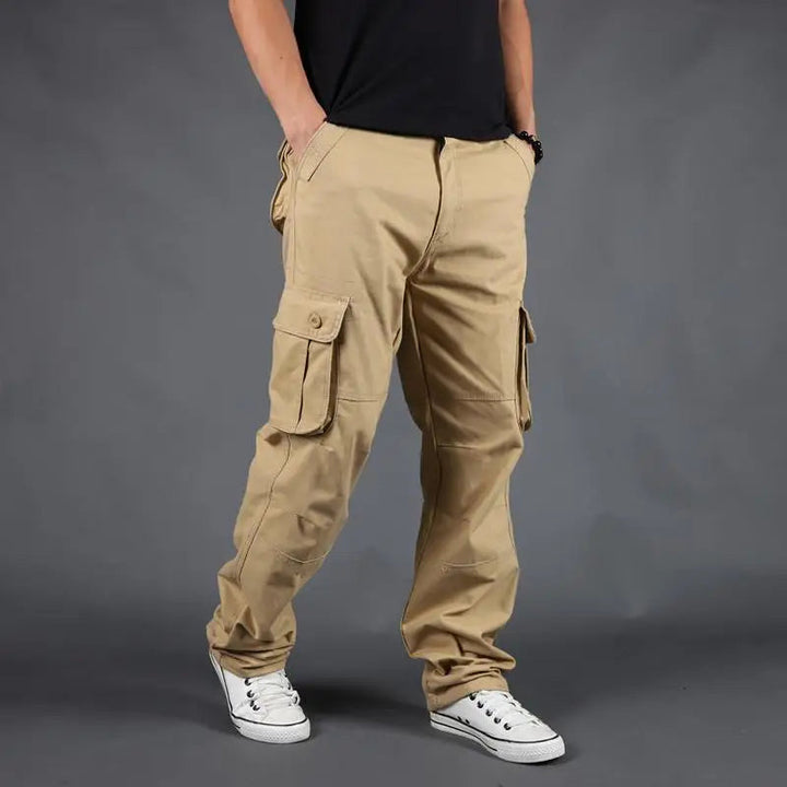 Klassische Herren-Cargo-Hose mit bequemem Schnitt, ideal für Herbst- und Wintertage.