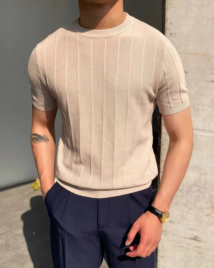 Mann trägt ein geripptes kurzärmeliges Sommer-T-Shirt in einer lässigen Umgebung im Freien