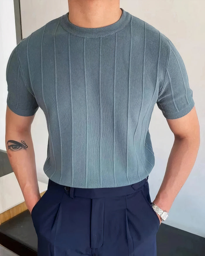 Mann trägt ein geripptes kurzärmeliges Sommer-T-Shirt in einer lässigen Umgebung im Freien