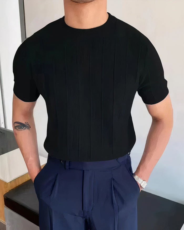 Mann trägt ein geripptes kurzärmeliges Sommer-T-Shirt in einer lässigen Umgebung im Freien