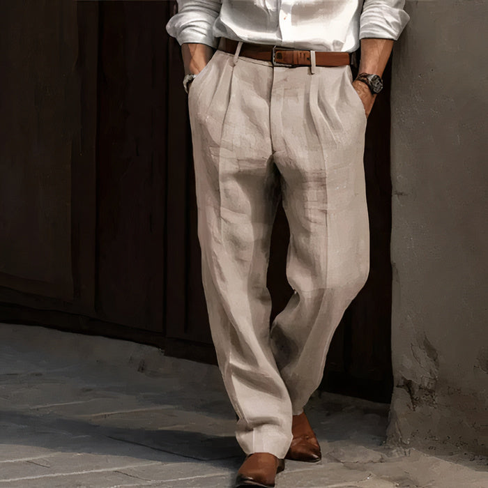 Mann in schmal geschnittener Business-Hose mit Button-Down-Hemd und Anzugschuhen