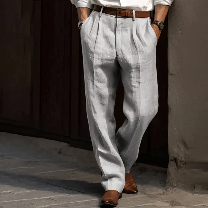 Mann in schmal geschnittener Business-Hose mit Button-Down-Hemd und Anzugschuhen