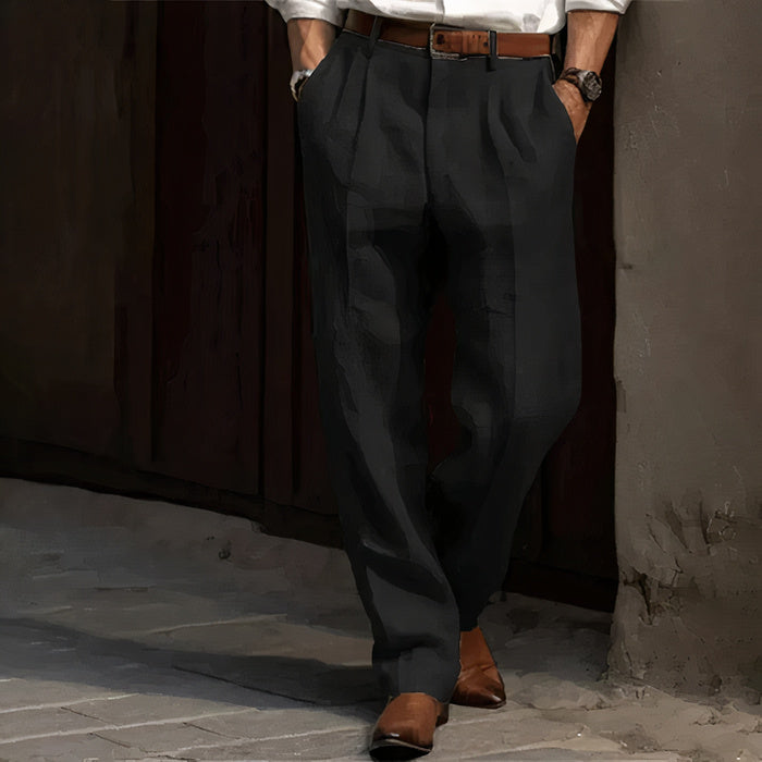 Mann in schmal geschnittener Business-Hose mit Button-Down-Hemd und Anzugschuhen