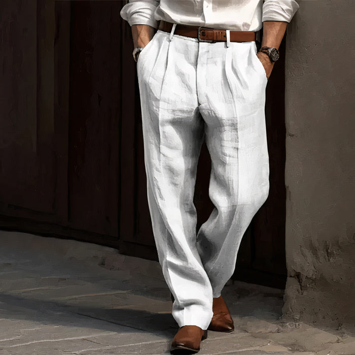 Mann in schmal geschnittener Business-Hose mit Button-Down-Hemd und Anzugschuhen