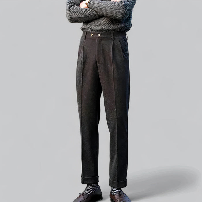 Mann in hochtaillierter Bundfaltenhose, gepaart mit einem formellen Hemd und Slippern
