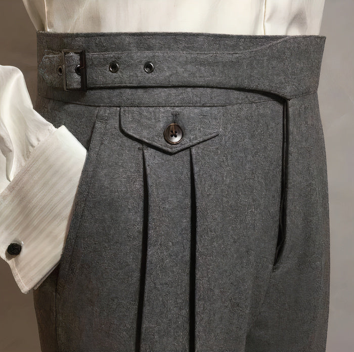 Mann trägt eine elegante formelle Hose mit hoher Taille und ein eingestecktes Hemd