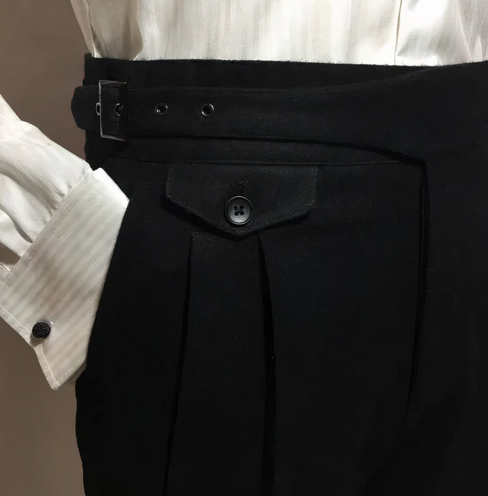 Mann trägt eine elegante formelle Hose mit hoher Taille und ein eingestecktes Hemd