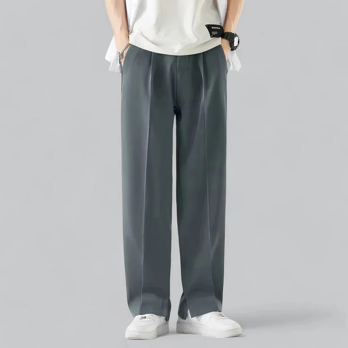 Mann trägt eine Sommerhose mit weitem Bein in einem entspannten Streetwear-Outfit
