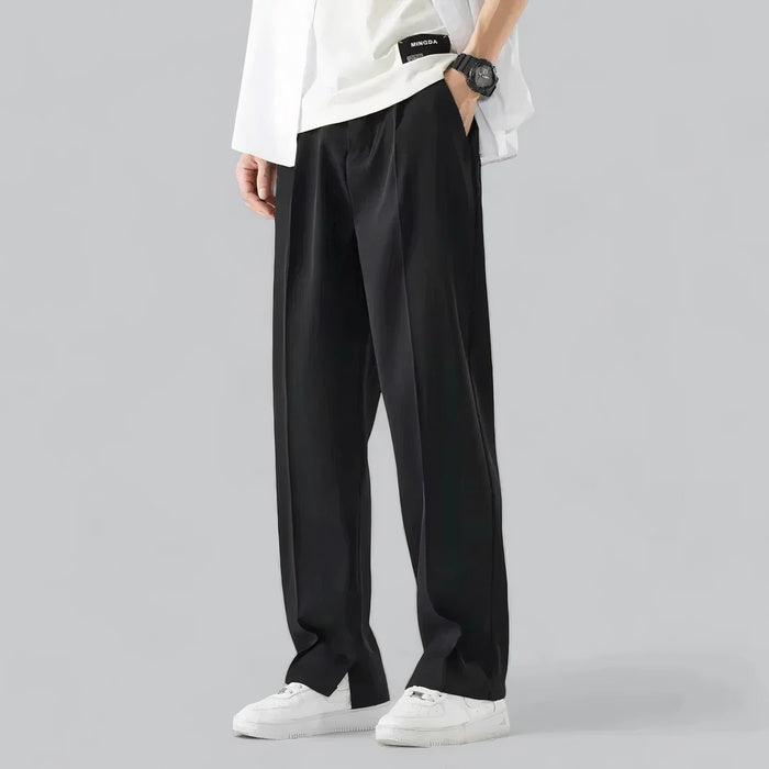 Mann trägt eine Sommerhose mit weitem Bein in einem entspannten Streetwear-Outfit