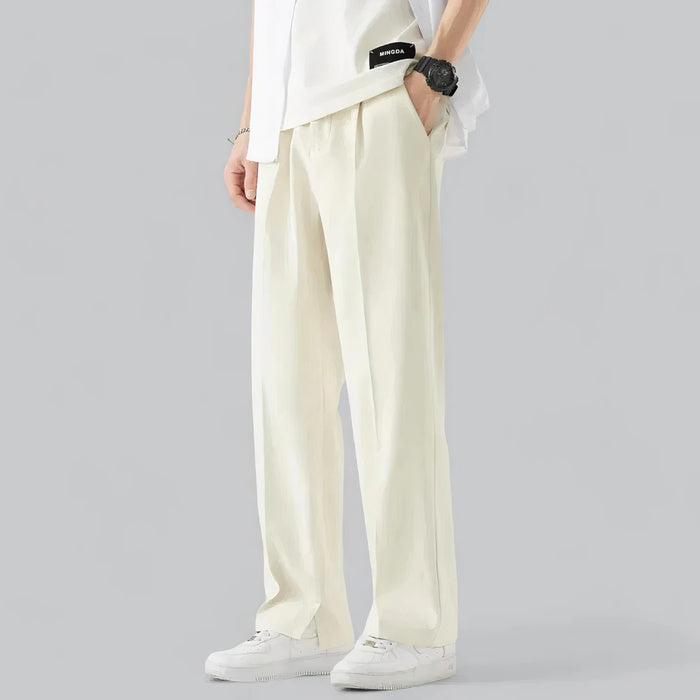 Mann trägt eine Sommerhose mit weitem Bein in einem entspannten Streetwear-Outfit