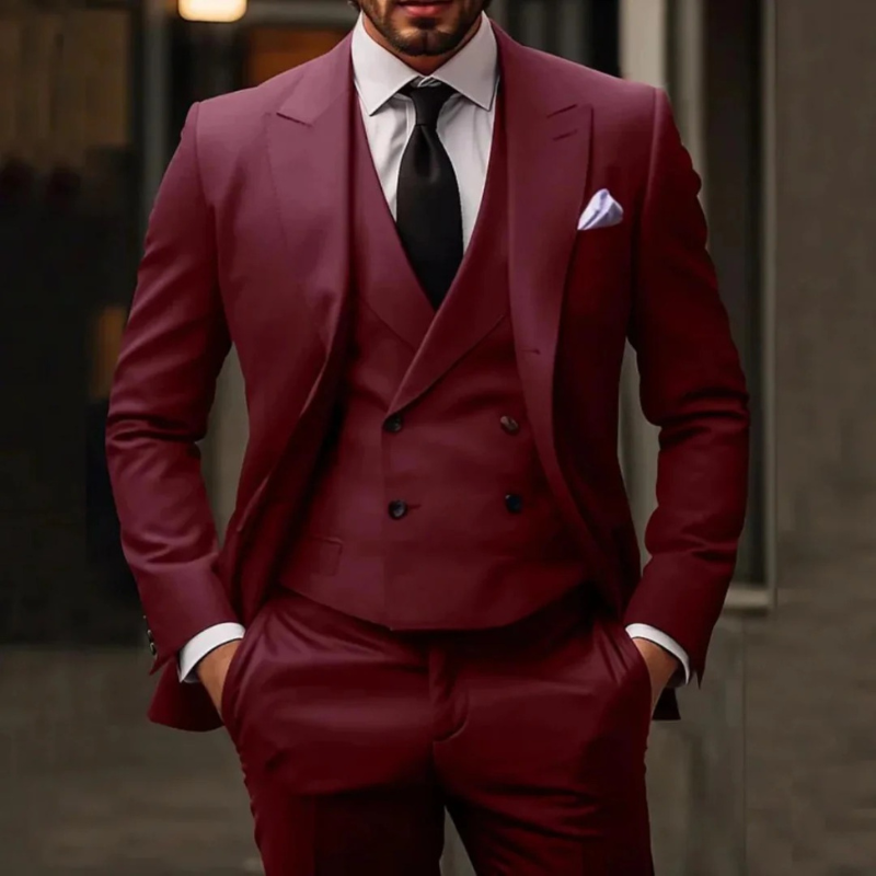 Mann in einem klassischen dreiteiligen Anzug mit Blazer, Weste und Hose, gestylt für einen formellen Anlass