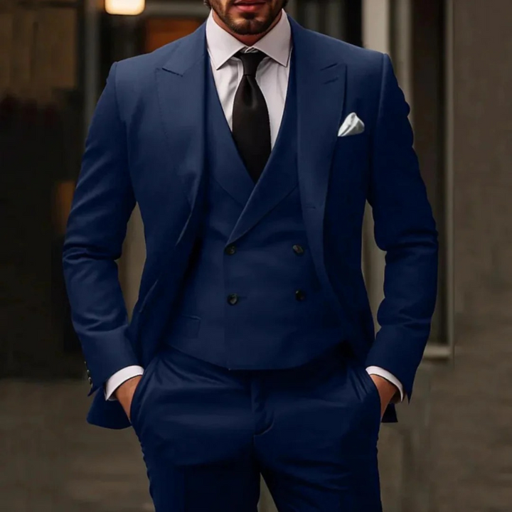 Mann in einem klassischen dreiteiligen Anzug mit Blazer, Weste und Hose, gestylt für einen formellen Anlass