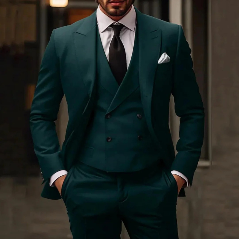 Mann in einem klassischen dreiteiligen Anzug mit Blazer, Weste und Hose, gestylt für einen formellen Anlass
