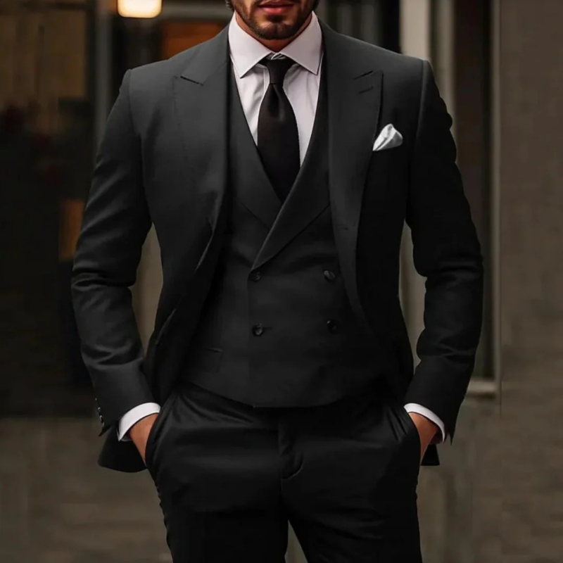 Mann in einem klassischen dreiteiligen Anzug mit Blazer, Weste und Hose, gestylt für einen formellen Anlass