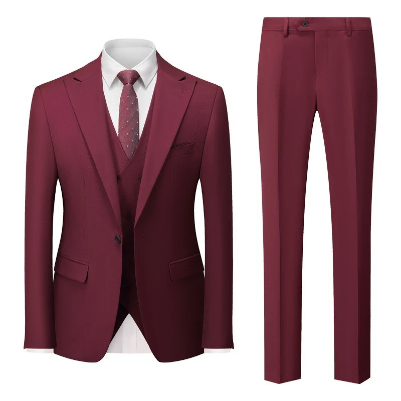Ein Mann trägt einen lässigen dreiteiligen Anzug auf einer Sommerhochzeit mit Halbschuhen und einem hellen Hemd.
