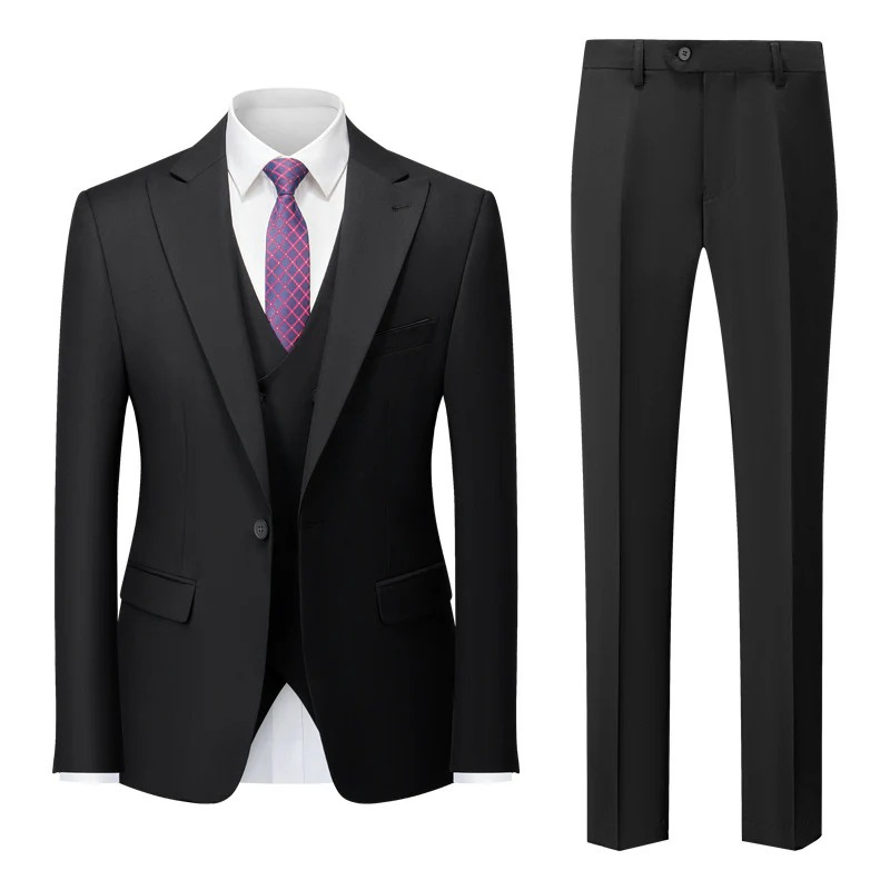 Ein Mann trägt einen lässigen dreiteiligen Anzug auf einer Sommerhochzeit mit Halbschuhen und einem hellen Hemd.