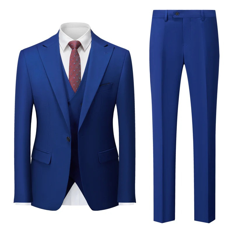 Ein Mann trägt einen lässigen dreiteiligen Anzug auf einer Sommerhochzeit mit Halbschuhen und einem hellen Hemd.