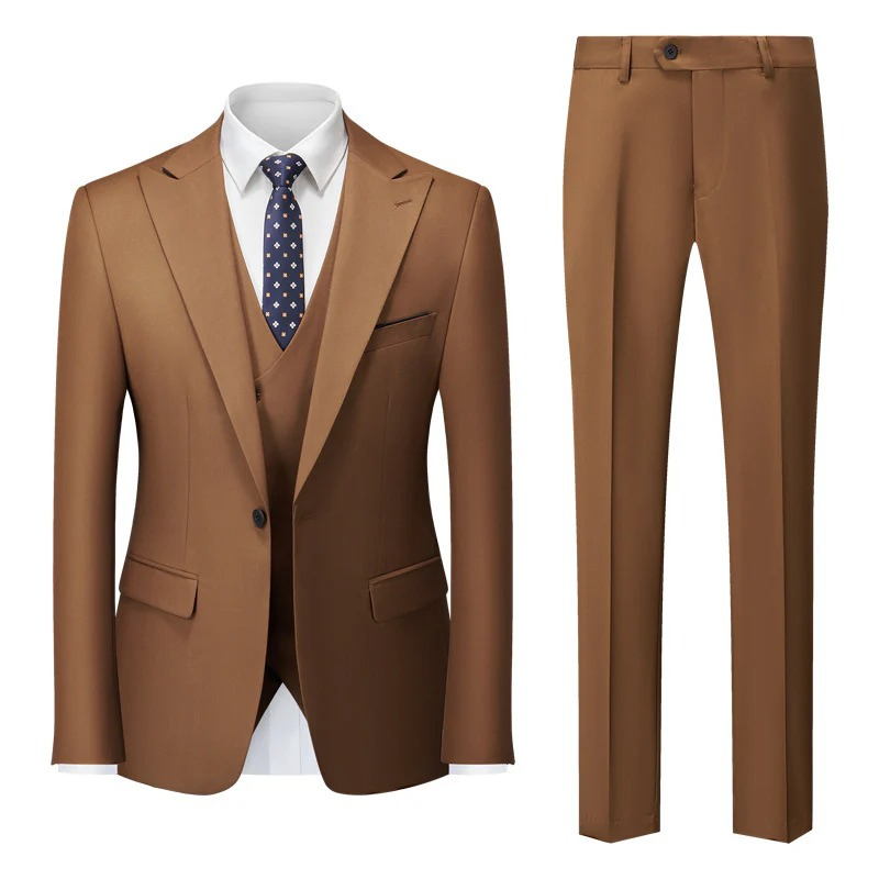 Ein Mann trägt einen lässigen dreiteiligen Anzug auf einer Sommerhochzeit mit Halbschuhen und einem hellen Hemd.