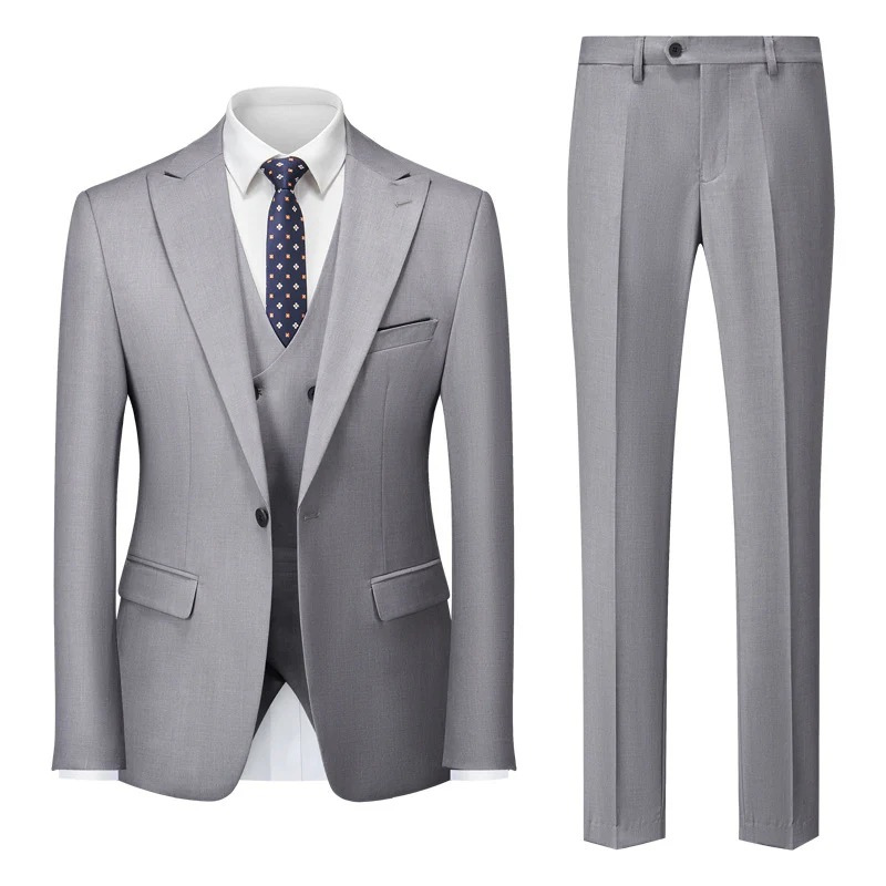 Ein Mann trägt einen lässigen dreiteiligen Anzug auf einer Sommerhochzeit mit Halbschuhen und einem hellen Hemd.
