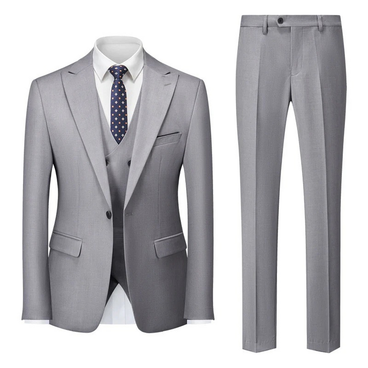 Ein Mann trägt einen lässigen dreiteiligen Anzug auf einer Sommerhochzeit mit Halbschuhen und einem hellen Hemd.