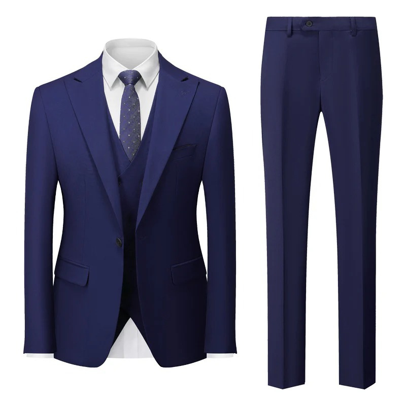 Ein Mann trägt einen lässigen dreiteiligen Anzug auf einer Sommerhochzeit mit Halbschuhen und einem hellen Hemd.