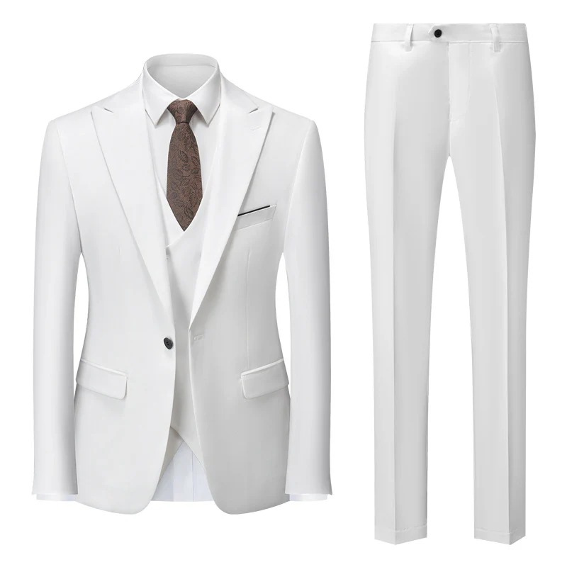 Ein Mann trägt einen lässigen dreiteiligen Anzug auf einer Sommerhochzeit mit Halbschuhen und einem hellen Hemd.