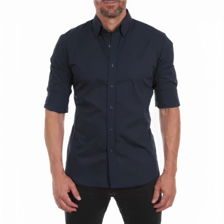 Mann trägt ein elegantes langärmeliges Sommerhemd mit einer sauberen, raffinierten Passform