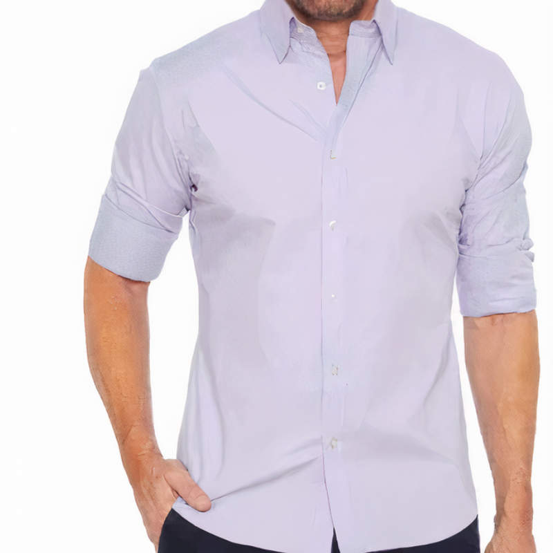 Mann trägt ein elegantes langärmeliges Sommerhemd mit einer sauberen, raffinierten Passform