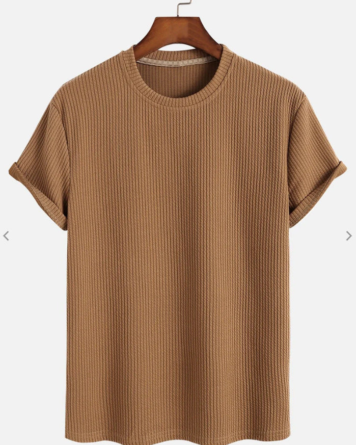 Elegantes Sommer-T-Shirt für Männer – leicht, stilvoll und angenehm zu tragen.
