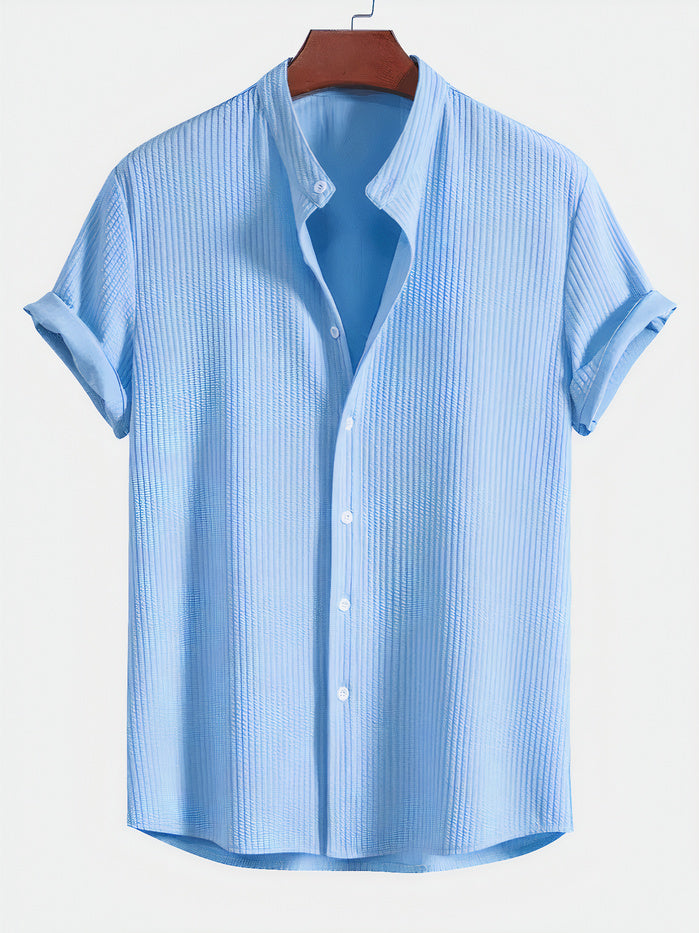 Mann trägt ein kurzärmeliges geripptes Button-Down-Hemd mit Stehkragen
