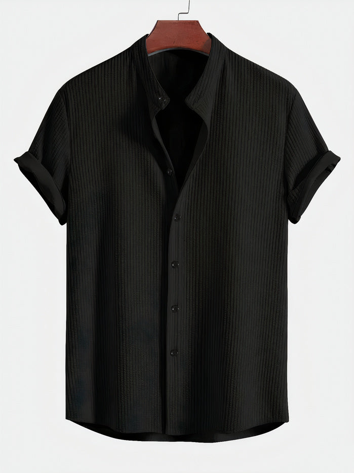 Mann trägt ein kurzärmeliges geripptes Button-Down-Hemd mit Stehkragen
